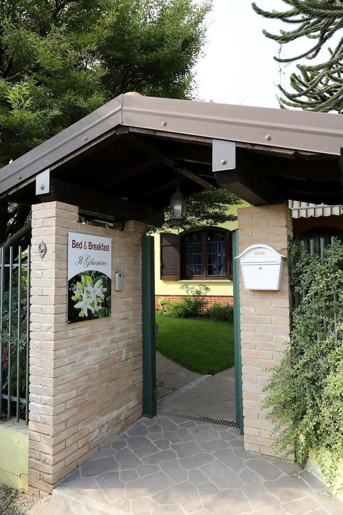 Il Gelsomino Bed and Breakfast Ferno Buitenkant foto